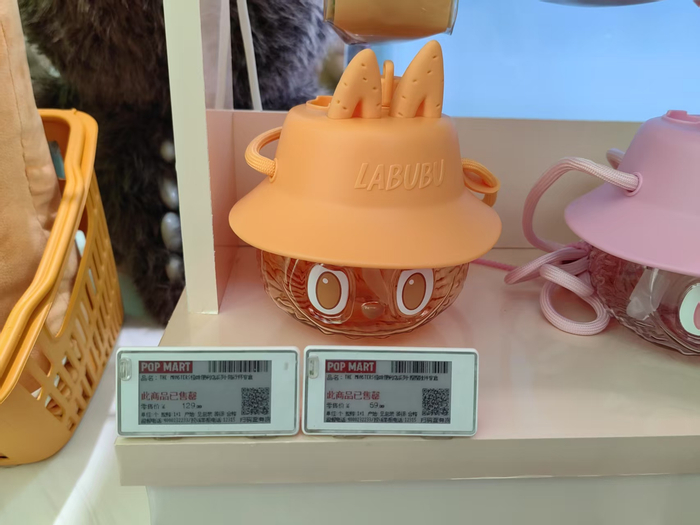 门店内多款Labubu周边产品都已售罄。于玘珺 摄影