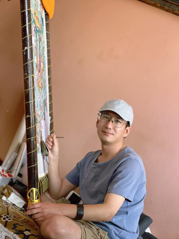 米书正在绘制唐卡。