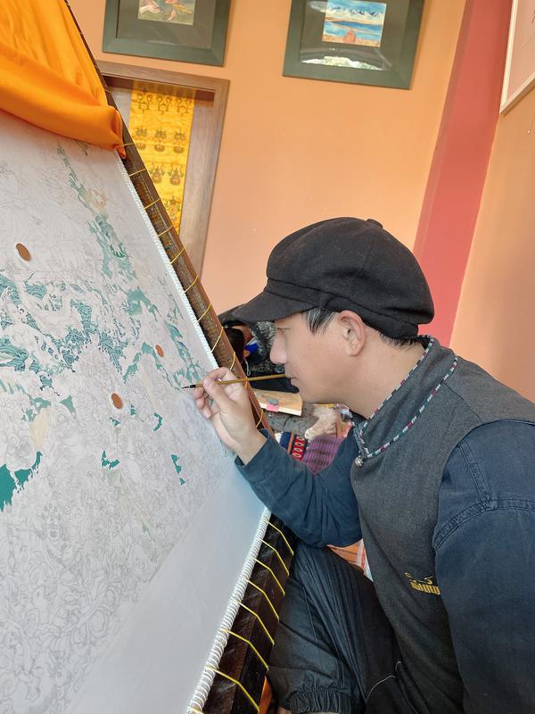 米书正在绘制毕业作品。