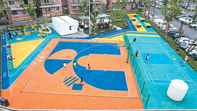 四川成都统筹推进城市更新和老旧小区改造，提升居民生活质量与城市品质，图为居民在改造后的小区运动场健身。
