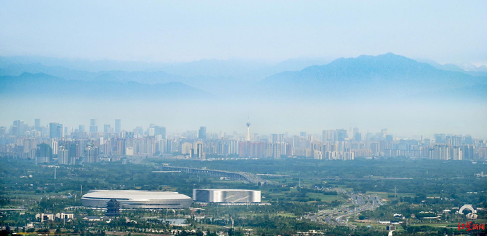 ▲雪山、339天府熊猫塔和东安湖体育公园同框 王效 摄