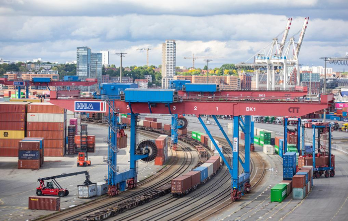 　　这是5月28日拍摄的德国汉堡港口与物流股份公司旗下汉堡港CTT集装箱码头景象。新华社记者张帆摄