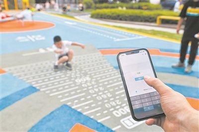 家长在小程序中录入孩子跳远数据,系统会自动将数据同步至后台。通过AI深度分析,后台将生成运动报告。新华社记者 王翔摄