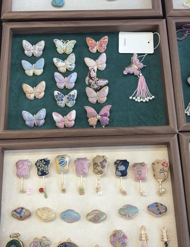 天山电影院现场售卖的非遗胸针。 阮佳雯 摄