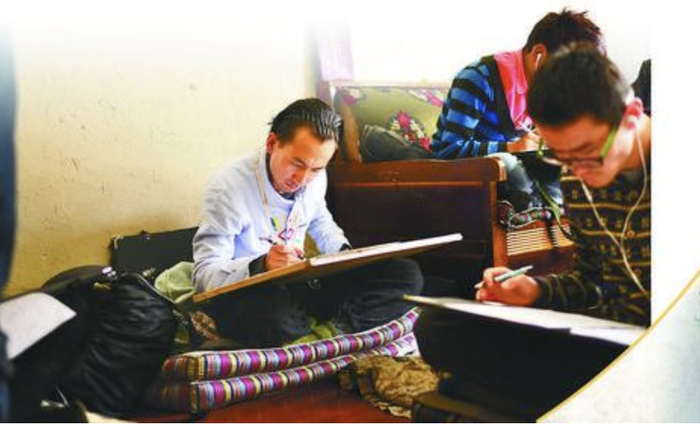 米书在丹巴绕旦唐卡艺术学院学习。