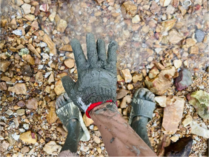 在淤泥里挖贝类脚被割伤