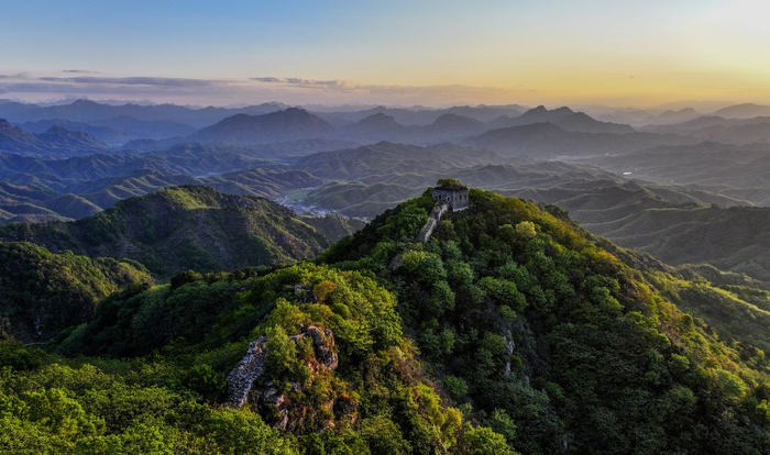 2025年5月6日在河北省遵化市小厂乡拍摄的洪山口古长城晨景（无人机照片）。新华社发（刘满仓摄）