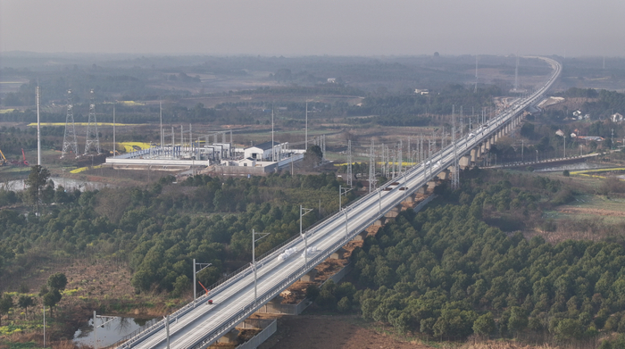 京山南牵引站220千伏外部供电工程现场。