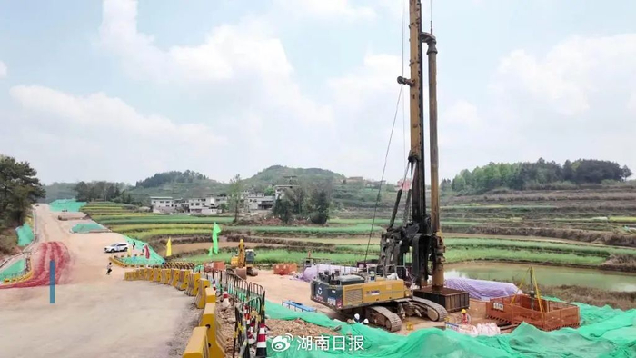 （6月11日，在贵州铜仁，铜吉高铁全线最长桥豹子营特大桥首桩开钻。）