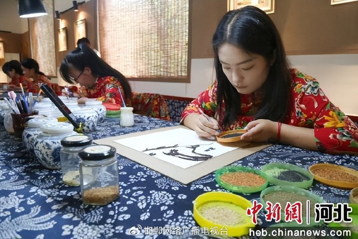 图为粮画艺人正在制作粮画。 郭江鹏 摄