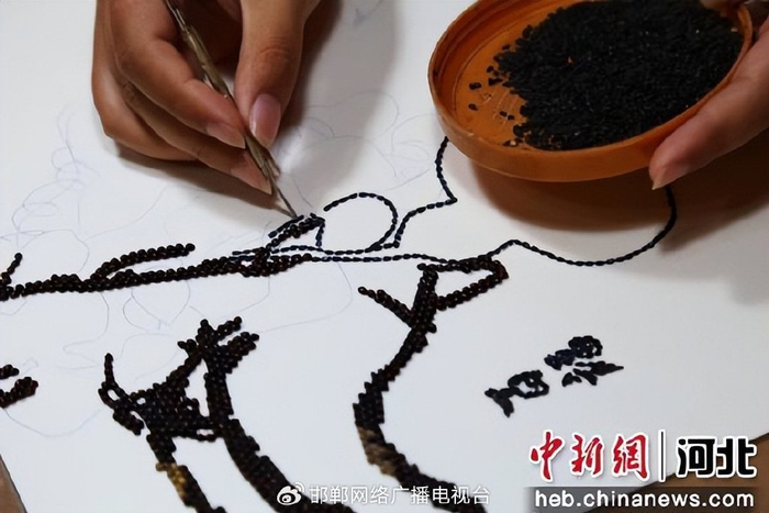 图为粮画艺人正在制作粮画。 郭江鹏 摄