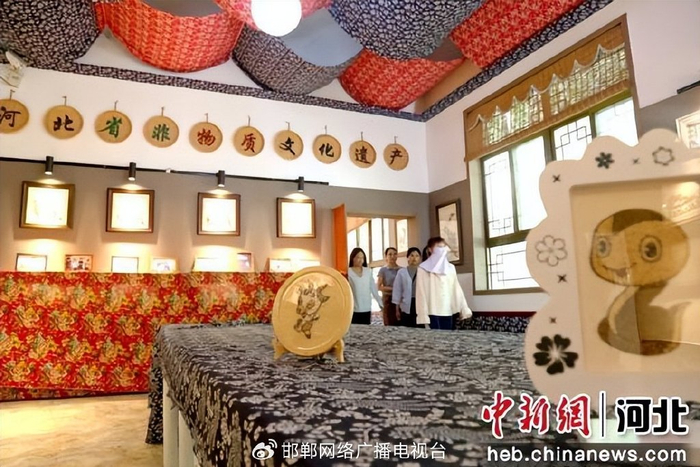 图为游客漫步在粮画展厅欣赏粮画。 郭江鹏 摄