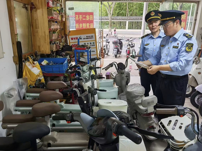 上海市松江区市场监管局查处上海乐舸电动车销售有限公司非法改装非机动车。