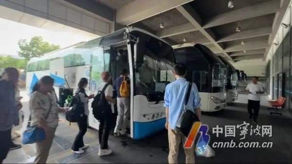 旅客正在上车。佘若凡/摄