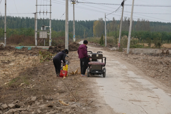 农民捡完玉米准备回去 / 南风窗记者何国胜 摄
