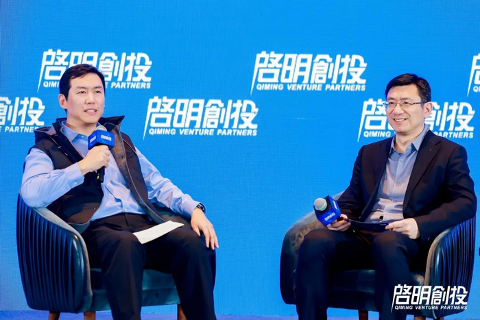 启明创投主管合伙人周志峰（左）与阶跃星辰创始人、首席执行官姜大昕（右）