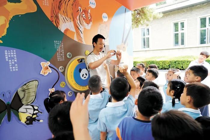 自然导师和小朋友在国家公园“城市打卡地”互动 中国儿童中心供图