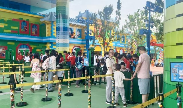 游客在入口处准备入园。张天弛摄