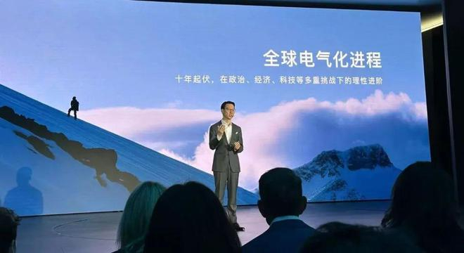 ▲ 沃尔沃亚太区产品部副总裁吴震皓 表示， 全球电气化进程经历了十年起伏，在政治、经济、科技等多重挑战下理性进阶
