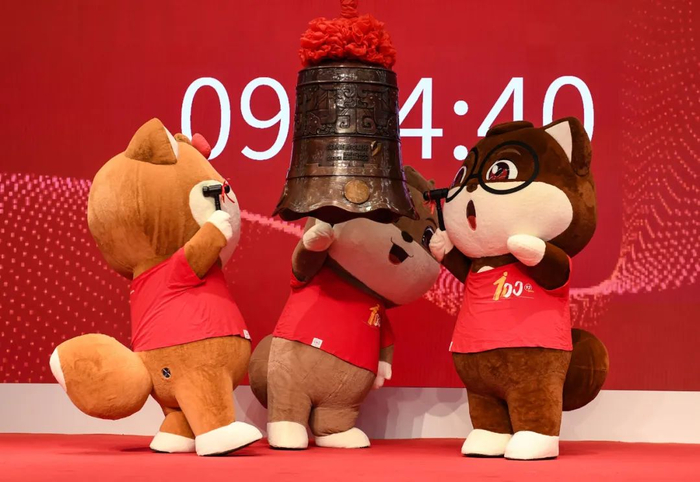 图为2019年7月12日零食行业企业三只松鼠正式登陆A股市场。资料照片