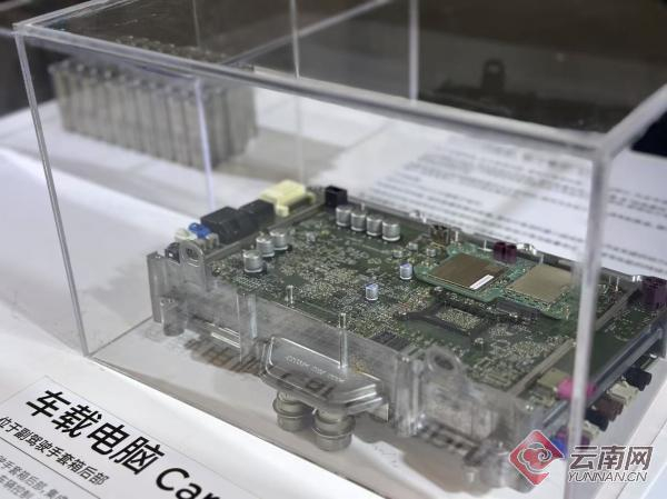 特斯拉车机核心拆解零部件展示