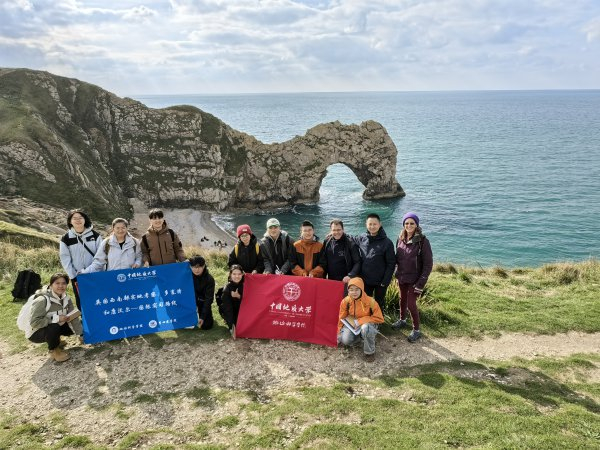 毛昊天（二排右四）和同学们前往英国开展海外地质实习。本人供图