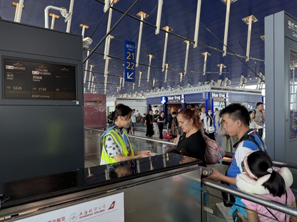 首航航班旅客从浦东启程（本文图片均由东航提供）