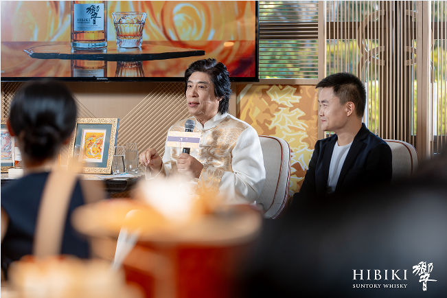 图注：中国非遗传承人金文（左）与《芭莎艺术》主编董浩（右）