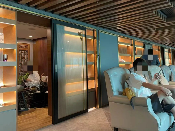 客户在VIP室内办理保险