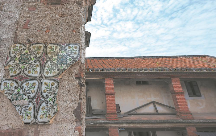     墙上破损的瓷砖依稀可以看出当年工艺的精美。本报记者 王毅 摄