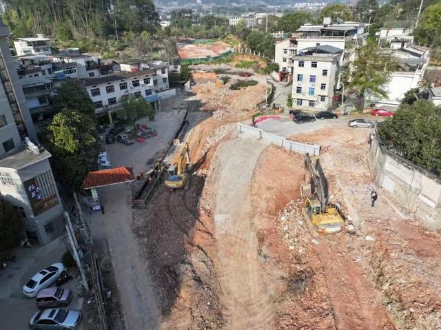 要津北段基础设施整治工程（长虹中路至龙湖段）施工项目现场。虞攀 摄