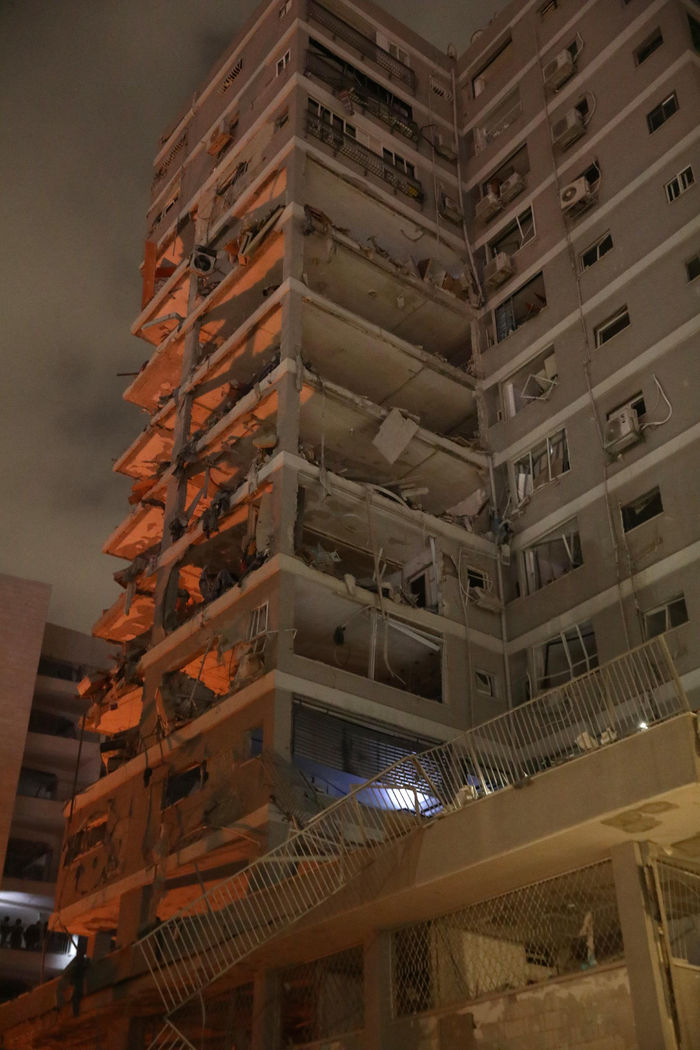 6月15日，在以色列特拉维夫南部巴特亚姆地区，一栋建筑在导弹袭击中受损。新华社发（吉德翁·马科维奇摄/基尼图片社）