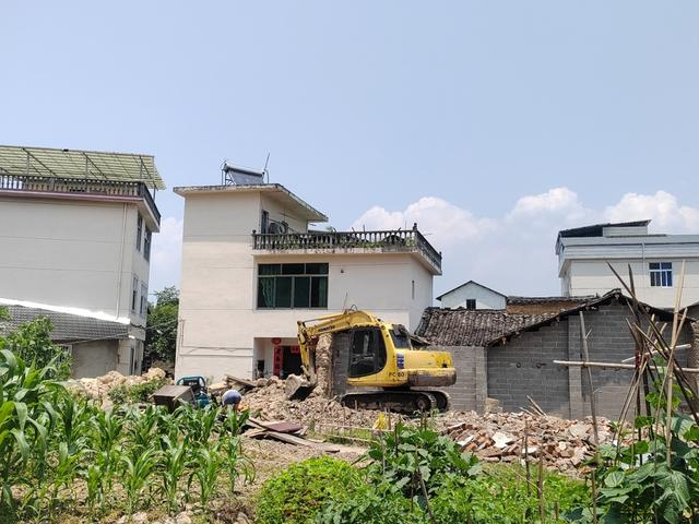 新兴镇开展有机茶道沿线不协调建筑物整治拆除。松阳县新兴镇供图