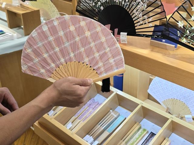 一位自称是自媒体博主的俄罗斯游客，在“京扇子”一口气买下45把折扇。文汇报记者 周辰 摄