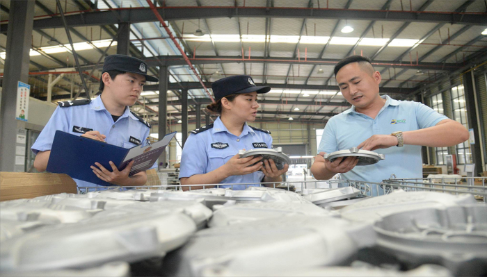 工作人员深入企业开展安全检查