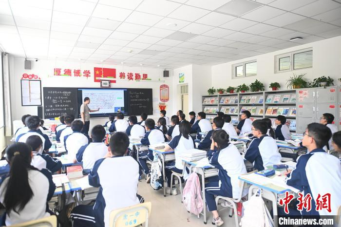  图为肃南一中学生正通过直播与成都七中学生同步上课。李亚龙 摄