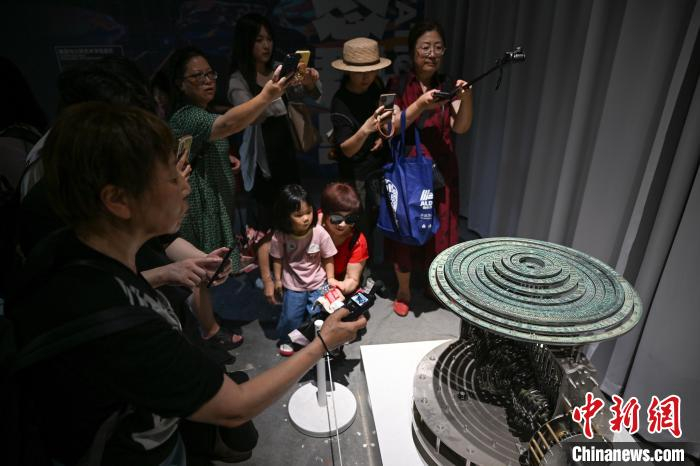  近日，游客在中国美术学院观看《滴动仪》。　王刚 摄