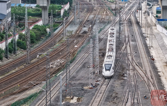 倒边作业完成，列车驶入新站场。