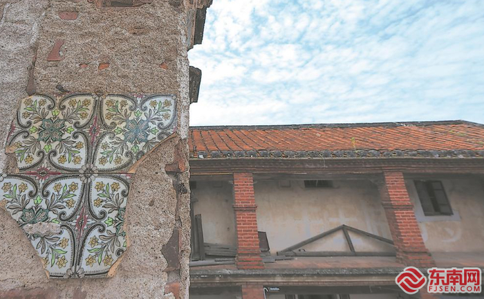 墙上破损的瓷砖依稀可以看出当年工艺的精美。福建日报记者 王毅 摄