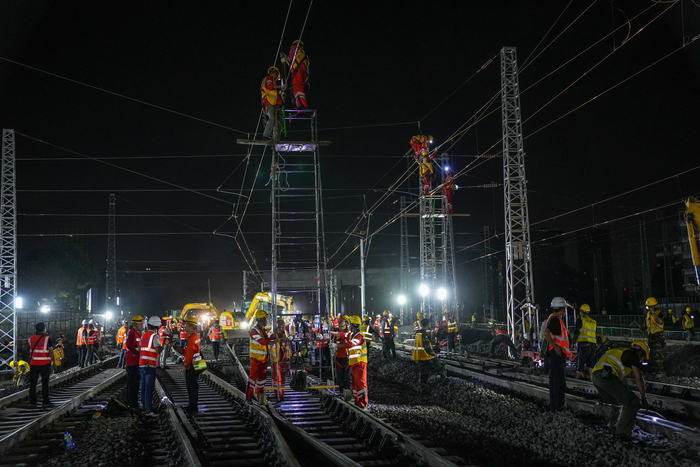 倒边作业。 中国铁路成都局集团有限公司供图