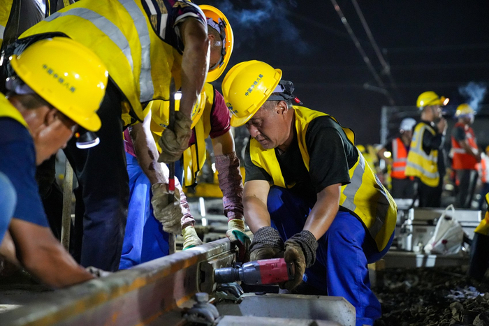 倒边作业。 中国铁路成都局集团有限公司供图