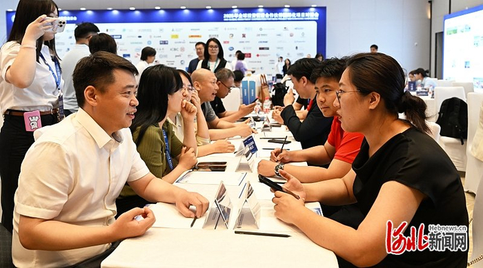 6月18日，在2025年京津冀氢能、生物医药产业链项目对接会上，与会人员洽谈合作事宜。 河北日报记者 赵永辉摄