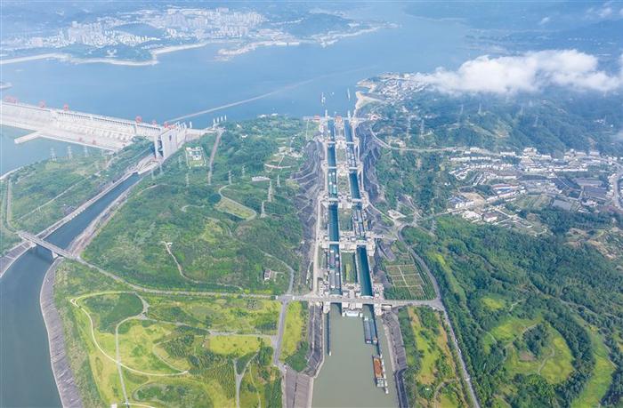 2025年6月18日,三峡船闸迎来运行22周年。图为当日,在湖北宜昌,船舶有序通过三峡双线五级船闸。 图片来源:视觉中国