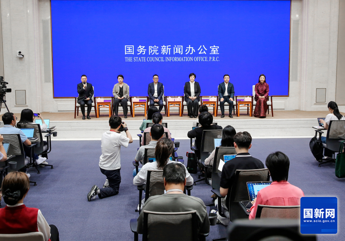 中外记者见面会现场，左二为编剧、导演滕丛丛 图片来源：国新办网站