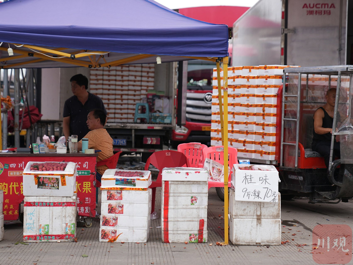 6月20日，四川雨润国际农产品交易中心的一个荔枝档口。