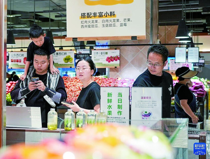     顾客在许昌胖东来天使城店选购商品