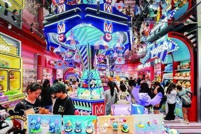 6月19日，位于新街口商圈的名创优品全球首家MINISO SPACE人气火爆。 南京日报/紫金山新闻记者 沐剑平 摄