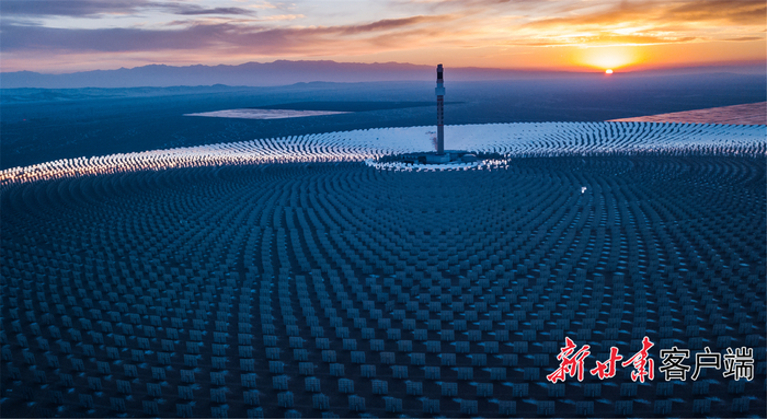 夕阳下的首航高科敦煌100兆瓦熔盐塔式光热发电站蔚为壮观。新甘肃·甘肃日报通讯员王斌银摄