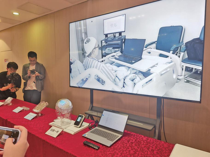 活动现场展示“北脑一号”系统。 新京报记者 张璐 摄