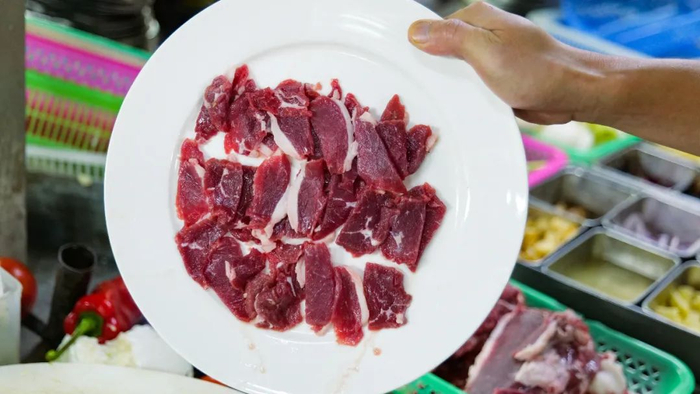 新鲜的牛肉立盘不倒。陈文 摄